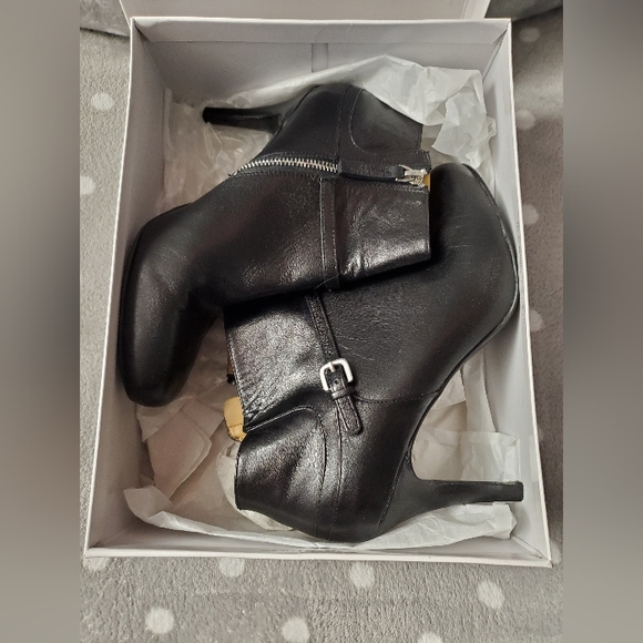 Nine West - Size 8.5, leather, heeled, zip up ankle boots. - Picture 14 of 16